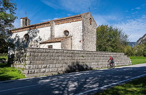 Alpe Adria cycle path - Venzone-Udine-Finanziato dal Fondo europeo di sviluppo regionale e Interreg V-A Italia-Austria 2014-2020 progetto BIKE NAT Alpe Adria cycle path - Venzone-Udine-Finanziato dal Fondo europeo di sviluppo regionale e Interreg V-A Italia-Austria 2014-2020 progetto BIKE NAT