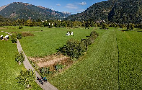 Alpe Adria cycle path - Carnia-Paluzza-Finanziato dal Fondo europeo di sviluppo regionale e Interreg V-A Italia-Austria 2014-2020 progetto BIKE NAT Alpe Adria cycle path - Carnia-Paluzza-Finanziato dal Fondo europeo di sviluppo regionale e Interreg V-A Italia-Austria 2014-2020 progetto BIKE NAT
