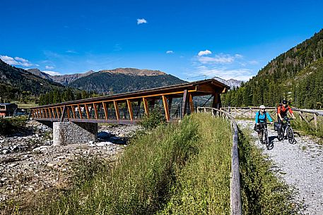 Alpe Adria cycle path - Carnia-Paluzza-Finanziato dal Fondo europeo di sviluppo regionale e Interreg V-A Italia-Austria 2014-2020 progetto BIKE NAT Alpe Adria cycle path - Carnia-Paluzza-Finanziato dal Fondo europeo di sviluppo regionale e Interreg V-A Italia-Austria 2014-2020 progetto BIKE NAT