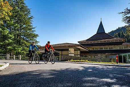 Alpe Adria cycle path - Carnia-Paluzza-Finanziato dal Fondo europeo di sviluppo regionale e Interreg V-A Italia-Austria 2014-2020 progetto BIKE NAT Alpe Adria cycle path - Carnia-Paluzza-Finanziato dal Fondo europeo di sviluppo regionale e Interreg V-A Italia-Austria 2014-2020 progetto BIKE NAT