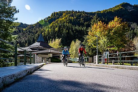 Alpe Adria cycle path - Carnia-Paluzza-Finanziato dal Fondo europeo di sviluppo regionale e Interreg V-A Italia-Austria 2014-2020 progetto BIKE NAT Alpe Adria cycle path - Carnia-Paluzza-Finanziato dal Fondo europeo di sviluppo regionale e Interreg V-A Italia-Austria 2014-2020 progetto BIKE NAT