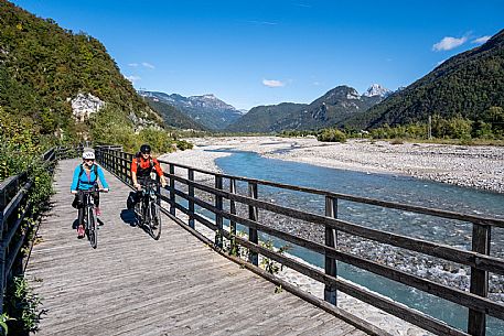 Alpe Adria cycle path - Carnia-Paluzza-Finanziato dal Fondo europeo di sviluppo regionale e Interreg V-A Italia-Austria 2014-2020 progetto BIKE NAT Alpe Adria cycle path - Carnia-Paluzza-Finanziato dal Fondo europeo di sviluppo regionale e Interreg V-A Italia-Austria 2014-2020 progetto BIKE NAT