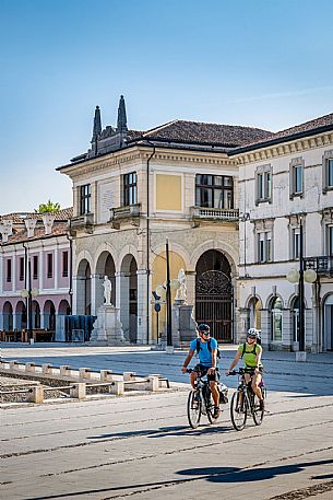 Alpe Adria cycle path - Udine-Grado-Finanziato dal Fondo europeo di sviluppo regionale e Interreg V-A Italia-Austria 2014-2020 progetto BIKE NAT Alpe Adria cycle path - Udine-Grado-Finanziato dal Fondo europeo di sviluppo regionale e Interreg V-A Italia-Austria 2014-2020 progetto BIKE NAT