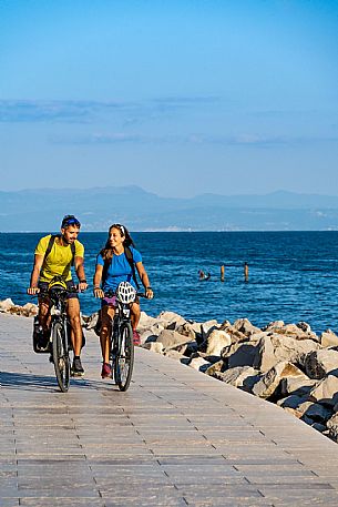 Alpe Adria cycle path - Udine-Grado-Finanziato dal Fondo europeo di sviluppo regionale e Interreg V-A Italia-Austria 2014-2020 progetto BIKE NAT Alpe Adria cycle path - Udine-Grado-Finanziato dal Fondo europeo di sviluppo regionale e Interreg V-A Italia-Austria 2014-2020 progetto BIKE NAT