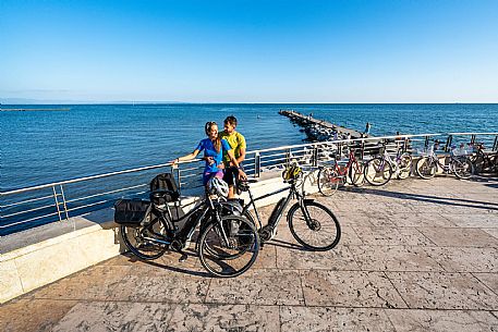Alpe Adria cycle path - Udine-Grado-Finanziato dal Fondo europeo di sviluppo regionale e Interreg V-A Italia-Austria 2014-2020 progetto BIKE NAT Alpe Adria cycle path - Udine-Grado-Finanziato dal Fondo europeo di sviluppo regionale e Interreg V-A Italia-Austria 2014-2020 progetto BIKE NAT