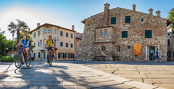 Alpe Adria cycle path - Udine-Grado-Finanziato dal Fondo europeo di sviluppo regionale e Interreg V-A Italia-Austria 2014-2020 progetto BIKE NAT Alpe Adria cycle path - Udine-Grado-Finanziato dal Fondo europeo di sviluppo regionale e Interreg V-A Italia-Austria 2014-2020 progetto BIKE NAT