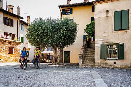Alpe Adria cycle path - Udine-Grado-Finanziato dal Fondo europeo di sviluppo regionale e Interreg V-A Italia-Austria 2014-2020 progetto BIKE NAT Alpe Adria cycle path - Udine-Grado-Finanziato dal Fondo europeo di sviluppo regionale e Interreg V-A Italia-Austria 2014-2020 progetto BIKE NAT