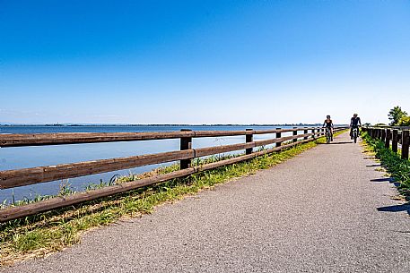 Alpe Adria cycle path - Udine-Grado-Finanziato dal Fondo europeo di sviluppo regionale e Interreg V-A Italia-Austria 2014-2020 progetto BIKE NAT Alpe Adria cycle path - Udine-Grado-Finanziato dal Fondo europeo di sviluppo regionale e Interreg V-A Italia-Austria 2014-2020 progetto BIKE NAT