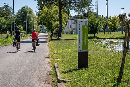 Alpe Adria cycle path - Udine-Grado-Finanziato dal Fondo europeo di sviluppo regionale e Interreg V-A Italia-Austria 2014-2020 progetto BIKE NAT Alpe Adria cycle path - Udine-Grado-Finanziato dal Fondo europeo di sviluppo regionale e Interreg V-A Italia-Austria 2014-2020 progetto BIKE NAT