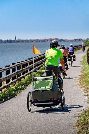 Alpe Adria cycle path - Udine-Grado-Finanziato dal Fondo europeo di sviluppo regionale e Interreg V-A Italia-Austria 2014-2020 progetto BIKE NAT Alpe Adria cycle path - Udine-Grado-Finanziato dal Fondo europeo di sviluppo regionale e Interreg V-A Italia-Austria 2014-2020 progetto BIKE NAT