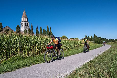 Alpe Adria cycle path - Udine-Grado-Finanziato dal Fondo europeo di sviluppo regionale e Interreg V-A Italia-Austria 2014-2020 progetto BIKE NAT Alpe Adria cycle path - Udine-Grado-Finanziato dal Fondo europeo di sviluppo regionale e Interreg V-A Italia-Austria 2014-2020 progetto BIKE NAT