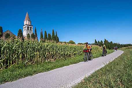 Alpe Adria cycle path - Udine-Grado-Finanziato dal Fondo europeo di sviluppo regionale e Interreg V-A Italia-Austria 2014-2020 progetto BIKE NAT Alpe Adria cycle path - Udine-Grado-Finanziato dal Fondo europeo di sviluppo regionale e Interreg V-A Italia-Austria 2014-2020 progetto BIKE NAT