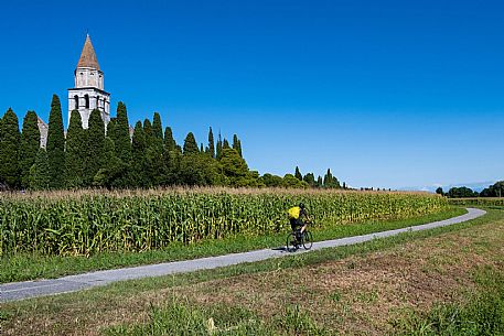 Alpe Adria cycle path - Udine-Grado-Finanziato dal Fondo europeo di sviluppo regionale e Interreg V-A Italia-Austria 2014-2020 progetto BIKE NAT Alpe Adria cycle path - Udine-Grado-Finanziato dal Fondo europeo di sviluppo regionale e Interreg V-A Italia-Austria 2014-2020 progetto BIKE NAT