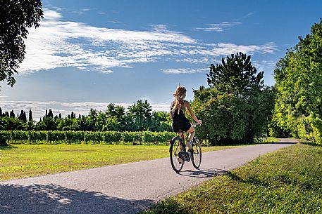 Alpe Adria cycle path - Udine-Grado-Finanziato dal Fondo europeo di sviluppo regionale e Interreg V-A Italia-Austria 2014-2020 progetto BIKE NAT Alpe Adria cycle path - Udine-Grado-Finanziato dal Fondo europeo di sviluppo regionale e Interreg V-A Italia-Austria 2014-2020 progetto BIKE NAT