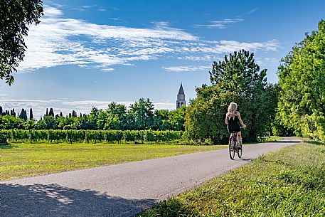 Alpe Adria cycle path - Udine-Grado-Finanziato dal Fondo europeo di sviluppo regionale e Interreg V-A Italia-Austria 2014-2020 progetto BIKE NAT Alpe Adria cycle path - Udine-Grado-Finanziato dal Fondo europeo di sviluppo regionale e Interreg V-A Italia-Austria 2014-2020 progetto BIKE NAT