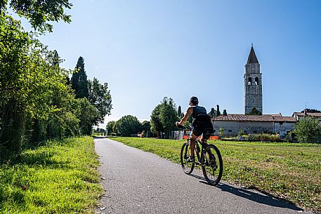 Alpe Adria cycle path - Udine-Grado-Finanziato dal Fondo europeo di sviluppo regionale e Interreg V-A Italia-Austria 2014-2020 progetto BIKE NAT Alpe Adria cycle path - Udine-Grado-Finanziato dal Fondo europeo di sviluppo regionale e Interreg V-A Italia-Austria 2014-2020 progetto BIKE NAT