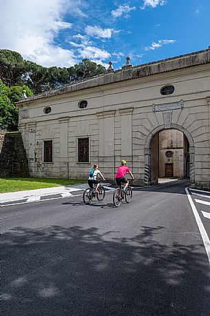 Alpe Adria cycle path - Udine-Grado-Finanziato dal Fondo europeo di sviluppo regionale e Interreg V-A Italia-Austria 2014-2020 progetto BIKE NAT Alpe Adria cycle path - Udine-Grado-Finanziato dal Fondo europeo di sviluppo regionale e Interreg V-A Italia-Austria 2014-2020 progetto BIKE NAT