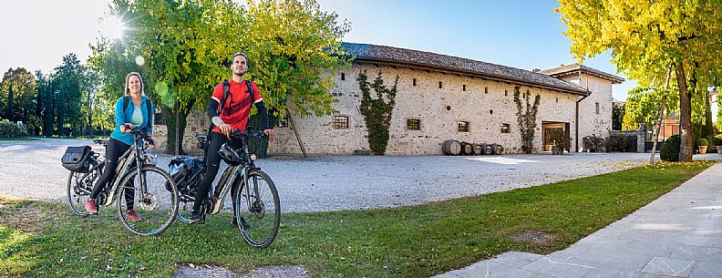Alpe Adria cycle path - Udine-Grado-Finanziato dal Fondo europeo di sviluppo regionale e Interreg V-A Italia-Austria 2014-2020 progetto BIKE NAT Alpe Adria cycle path - Udine-Grado-Finanziato dal Fondo europeo di sviluppo regionale e Interreg V-A Italia-Austria 2014-2020 progetto BIKE NAT