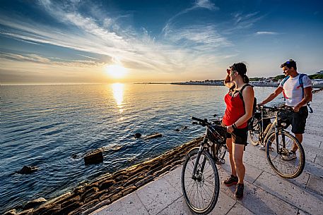 Alpe Adria cycle path - Udine-Grado-Finanziato dal Fondo europeo di sviluppo regionale e Interreg V-A Italia-Austria 2014-2020 progetto BIKE NAT Alpe Adria cycle path - Udine-Grado-Finanziato dal Fondo europeo di sviluppo regionale e Interreg V-A Italia-Austria 2014-2020 progetto BIKE NAT