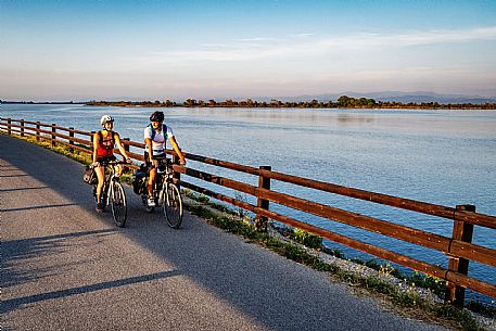 Alpe Adria cycle path - Udine-Grado-Finanziato dal Fondo europeo di sviluppo regionale e Interreg V-A Italia-Austria 2014-2020 progetto BIKE NAT Alpe Adria cycle path - Udine-Grado-Finanziato dal Fondo europeo di sviluppo regionale e Interreg V-A Italia-Austria 2014-2020 progetto BIKE NAT