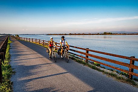 Alpe Adria cycle path - Udine-Grado-Finanziato dal Fondo europeo di sviluppo regionale e Interreg V-A Italia-Austria 2014-2020 progetto BIKE NAT Alpe Adria cycle path - Udine-Grado-Finanziato dal Fondo europeo di sviluppo regionale e Interreg V-A Italia-Austria 2014-2020 progetto BIKE NAT