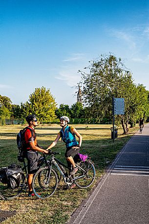 Alpe Adria cycle path - Udine-Grado-Finanziato dal Fondo europeo di sviluppo regionale e Interreg V-A Italia-Austria 2014-2020 progetto BIKE NAT Alpe Adria cycle path - Udine-Grado-Finanziato dal Fondo europeo di sviluppo regionale e Interreg V-A Italia-Austria 2014-2020 progetto BIKE NAT