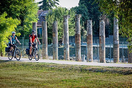 Alpe Adria cycle path - Udine-Grado-Finanziato dal Fondo europeo di sviluppo regionale e Interreg V-A Italia-Austria 2014-2020 progetto BIKE NAT Alpe Adria cycle path - Udine-Grado-Finanziato dal Fondo europeo di sviluppo regionale e Interreg V-A Italia-Austria 2014-2020 progetto BIKE NAT