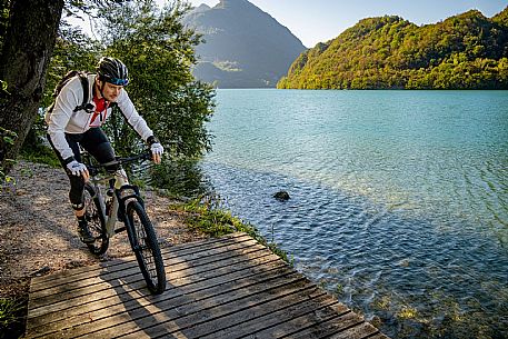 Lago di Cavazzo o dei Tre Comuni