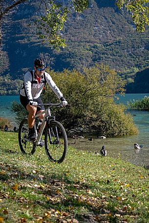 Lago di Cavazzo o dei Tre Comuni