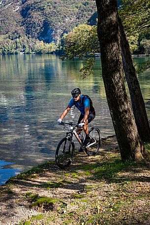 Lago di Cavazzo o dei Tre Comuni