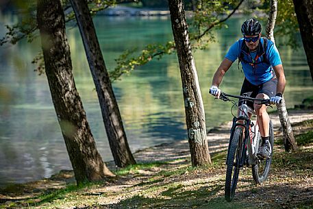 Lago di Cavazzo o dei Tre Comuni