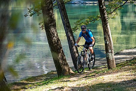 Lago di Cavazzo o dei Tre Comuni