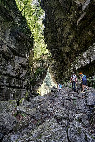 Excursion to the Forra del Vinadia - Lauco. First stretch of path (the easiest technically) with departure and arrival in Vinaio Excursion to the Forra del Vinadia - Lauco. First stretch of path (the easiest technically) with departure and arrival in Vinaio