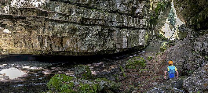 Excursion to the Forra del Vinadia - Lauco. First stretch of path (the easiest technically) with departure and arrival in Vinaio Excursion to the Forra del Vinadia - Lauco. First stretch of path (the easiest technically) with departure and arrival in Vinaio