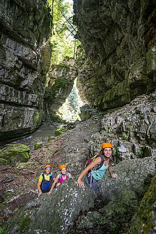 Excursion to the Forra del Vinadia - Lauco. First stretch of path (the easiest technically) with departure and arrival in Vinaio Excursion to the Forra del Vinadia - Lauco. First stretch of path (the easiest technically) with departure and arrival in Vinaio