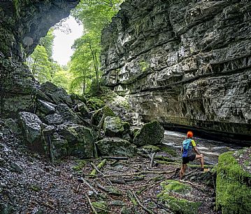 Excursion to the Forra del Vinadia - Lauco. First stretch of path (the easiest technically) with departure and arrival in Vinaio Excursion to the Forra del Vinadia - Lauco. First stretch of path (the easiest technically) with departure and arrival in Vinaio