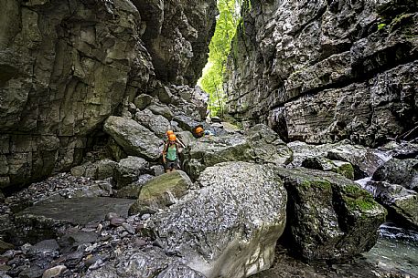 Excursion to the Forra del Vinadia - Lauco. First stretch of path (the easiest technically) with departure and arrival in Vinaio Excursion to the Forra del Vinadia - Lauco. First stretch of path (the easiest technically) with departure and arrival in Vinaio