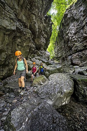 Excursion to the Forra del Vinadia - Lauco. First stretch of path (the easiest technically) with departure and arrival in Vinaio Excursion to the Forra del Vinadia - Lauco. First stretch of path (the easiest technically) with departure and arrival in Vinaio