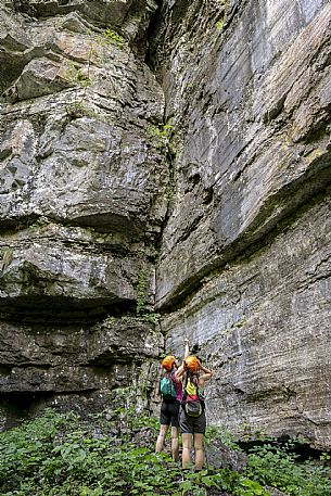 Excursion to the Forra del Vinadia - Lauco. First stretch of path (the easiest technically) with departure and arrival in Vinaio Excursion to the Forra del Vinadia - Lauco. First stretch of path (the easiest technically) with departure and arrival in Vinaio