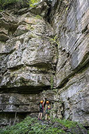 Excursion to the Forra del Vinadia - Lauco. First stretch of path (the easiest technically) with departure and arrival in Vinaio Excursion to the Forra del Vinadia - Lauco. First stretch of path (the easiest technically) with departure and arrival in Vinaio