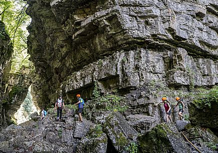 Excursion to the Forra del Vinadia - Lauco. First stretch of path (the easiest technically) with departure and arrival in Vinaio Excursion to the Forra del Vinadia - Lauco. First stretch of path (the easiest technically) with departure and arrival in Vinaio