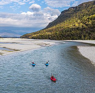 Canoeing, kayaking, and packraft activities on the river in the Pinzano al Tagliamento area, near the confluence of the Arzino and Tagliamanto rivers.