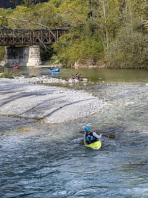 Canoeing, kayaking, and packraft activities on the river in the Pinzano al Tagliamento area, near the confluence of the Arzino and Tagliamanto rivers.
