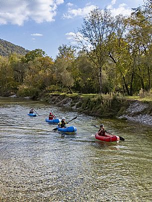 Canoeing, kayaking, and packraft activities on the river in the Pinzano al Tagliamento area, near the confluence of the Arzino and Tagliamanto rivers.