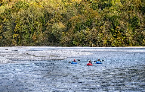 Canoeing, kayaking, and packraft activities on the river in the Pinzano al Tagliamento area, near the confluence of the Arzino and Tagliamanto rivers.