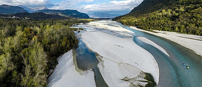 Canoeing, kayaking, and packraft activities on the river in the Pinzano al Tagliamento area, near the confluence of the Arzino and Tagliamanto rivers.