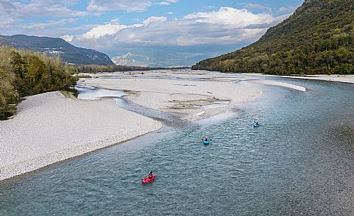 Canoeing, kayaking, and packraft activities on the river in the Pinzano al Tagliamento area, near the confluence of the Arzino and Tagliamanto rivers.