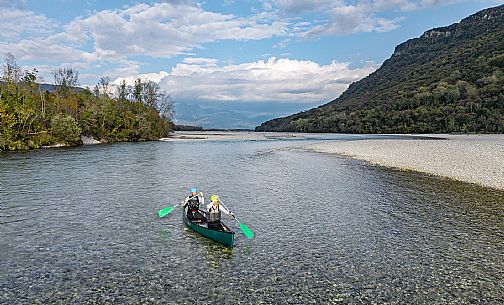 Canoeing, kayaking, and packraft activities on the river in the Pinzano al Tagliamento area, near the confluence of the Arzino and Tagliamanto rivers.