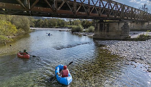 Canoeing, kayaking, and packraft activities on the river in the Pinzano al Tagliamento area, near the confluence of the Arzino and Tagliamanto rivers.