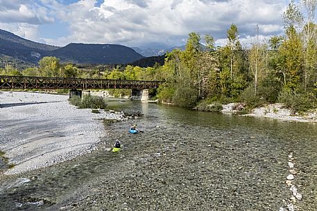 Canoeing, kayaking, and packraft activities on the river in the Pinzano al Tagliamento area, near the confluence of the Arzino and Tagliamanto rivers.